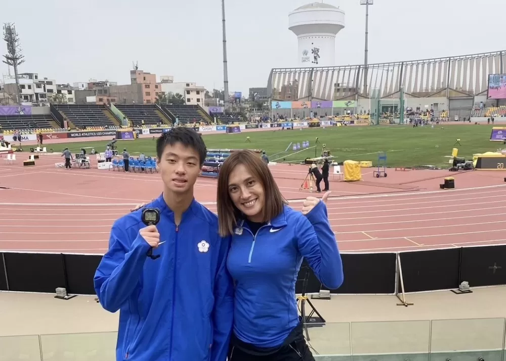 陳聿賢破U20全國紀錄躍第三傑,感謝恩師林芝羽自費飄洋過海萬里加持。林芝羽提供。