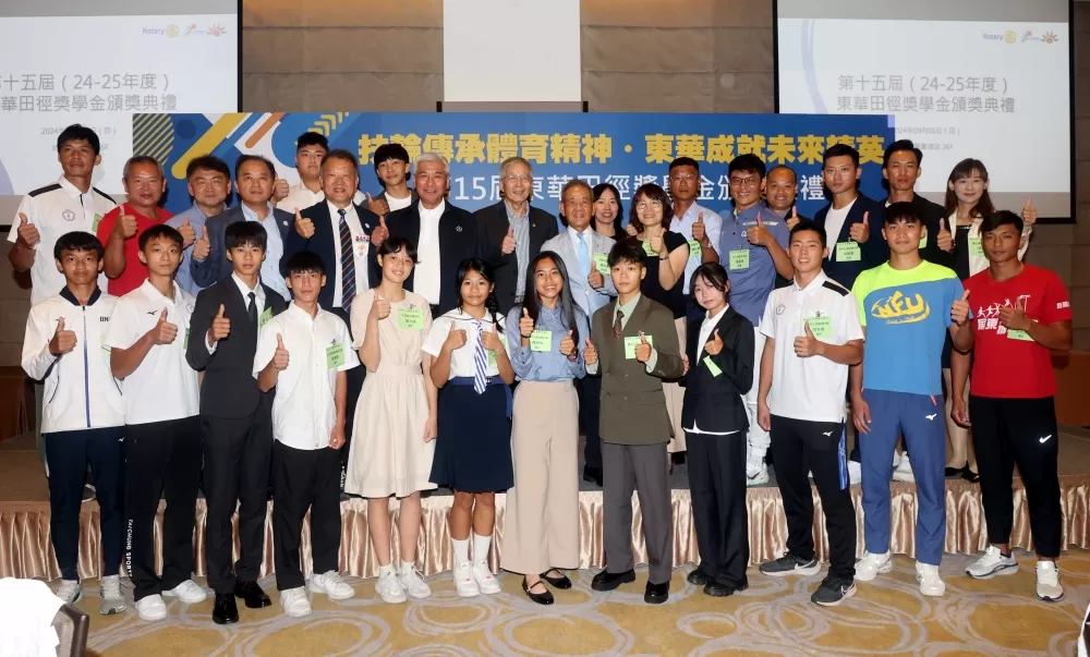 東華扶輪社獎學金得獎者合影。林嘉欣/攝影。