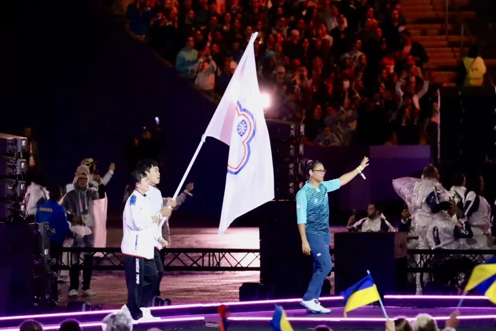 巴黎帕運圓滿落幕,我國桌球選手田曉雯、陳柏諺擔任掌旗官入場閉幕典禮