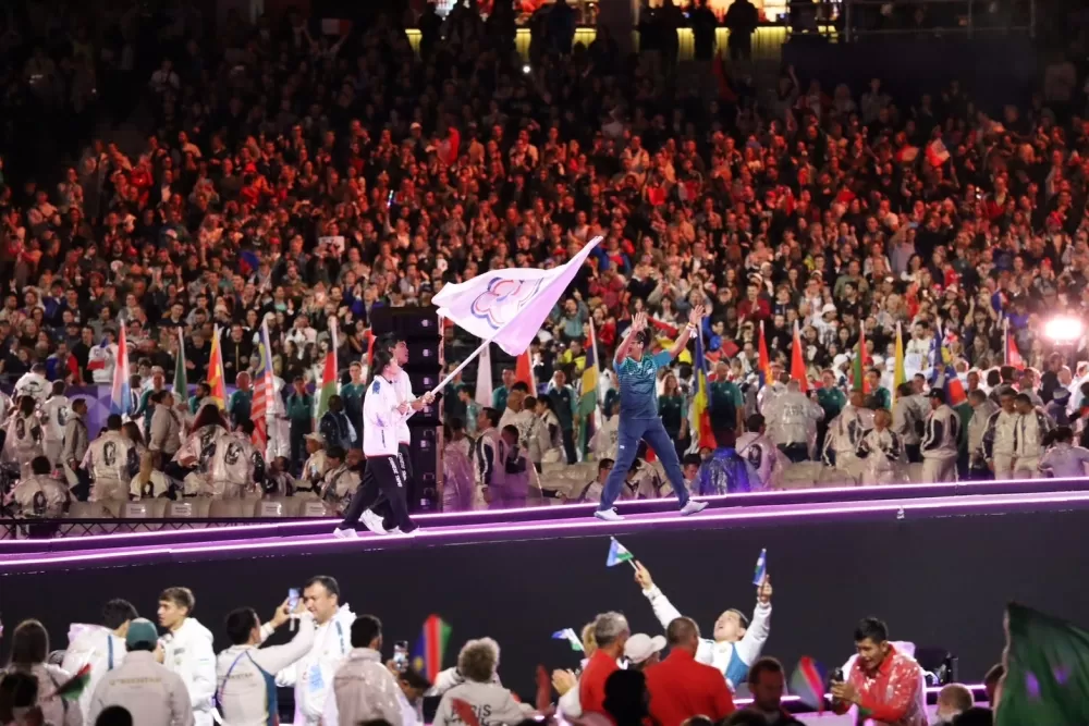 巴黎帕運圓滿落幕,我國桌球選手田曉雯、陳柏諺擔任掌旗官入場閉幕典禮。體育署提供。