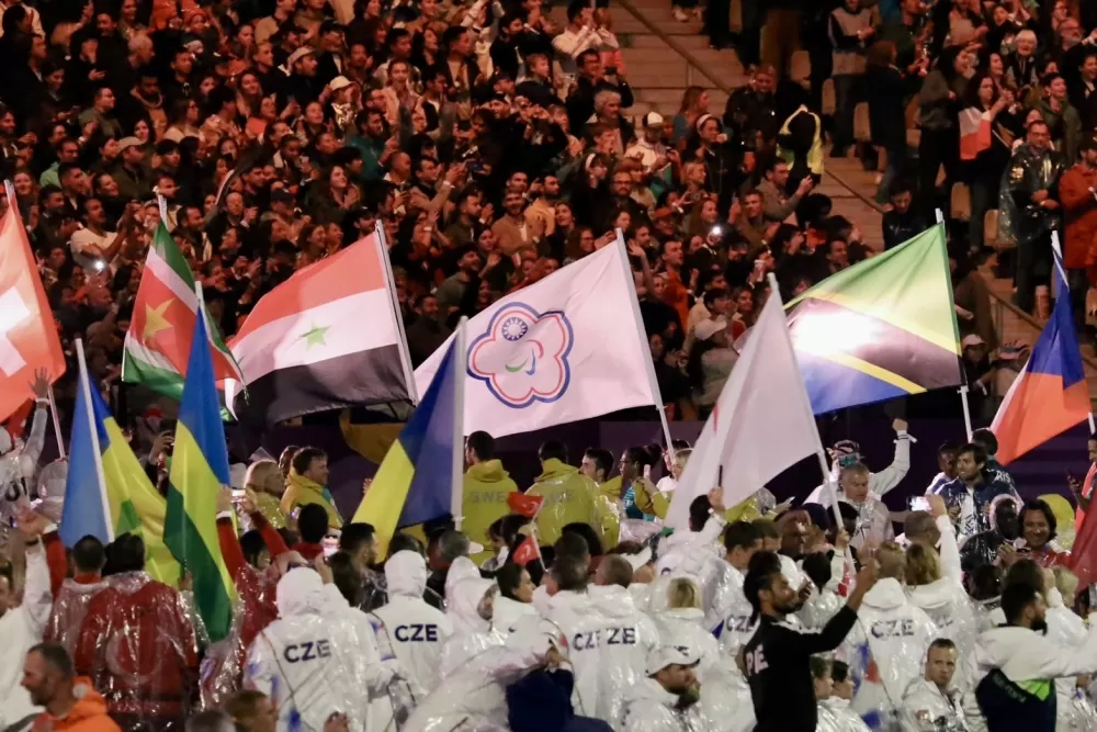 巴黎帕運圓滿落幕,我國桌球選手田曉雯、陳柏諺擔任掌旗官入場閉幕典禮。體育署提供。