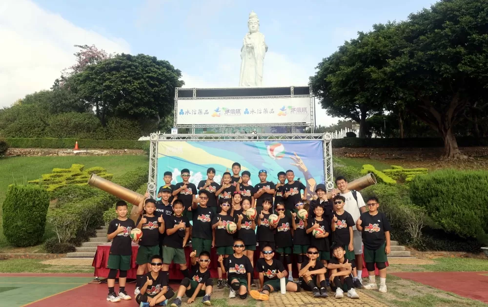 永信杯排球賽今年啟動雨天備案,但今天仍有不少隊伍到鐵砧山熱身。林嘉欣/攝影。