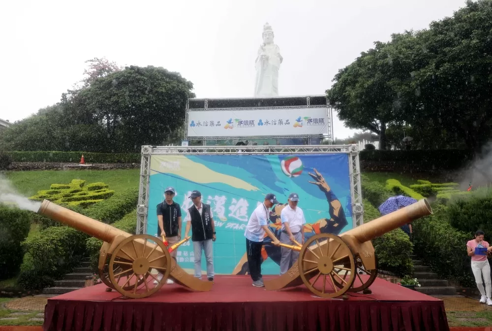 開幕典禮鳴放禮砲,祝大會順利成功。林嘉欣/攝影。