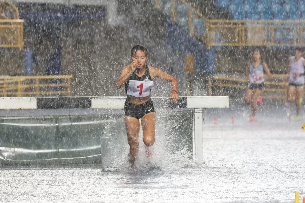 徐苡絜在大雨中打破懸5年的女子3000障全國紀錄。李守智/攝影。