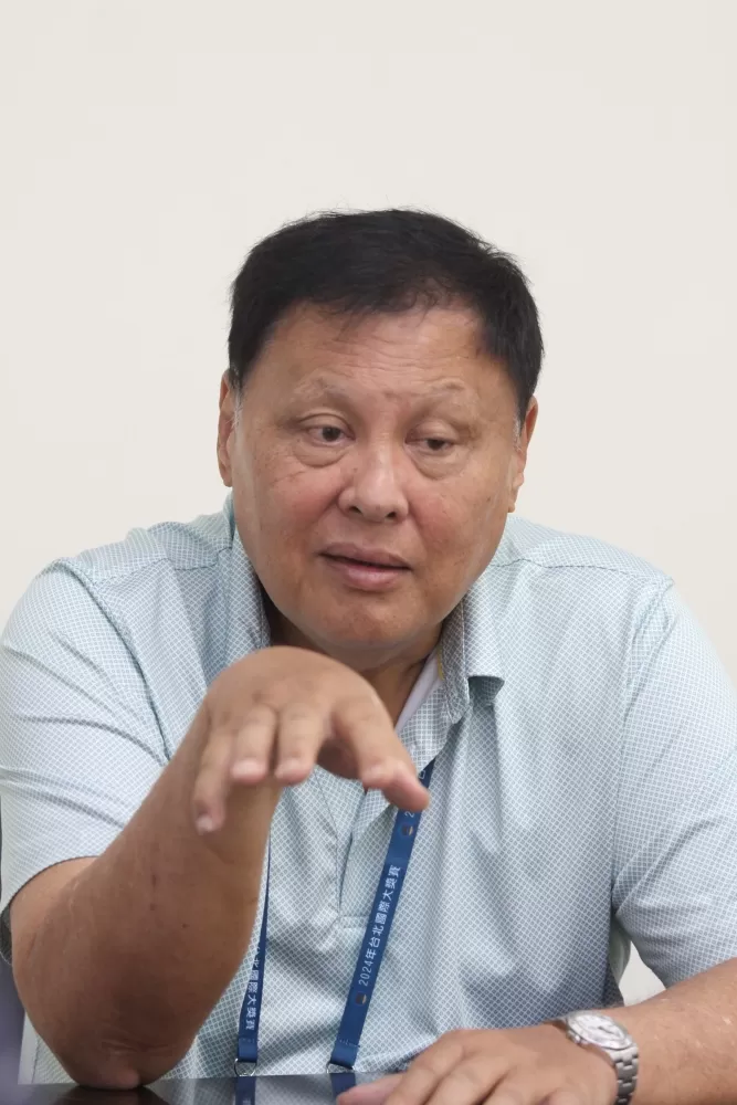 Issf技術代表瓦茲Michael Vaz說明大獎賽的創辦由來(中華民國射擊協會提供)。