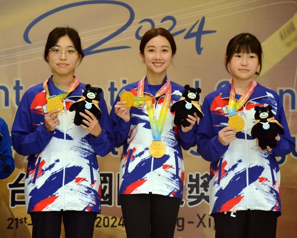 中華台北獲得女子10公尺空氣手槍團隊冠軍 左起劉恆妤、吳佳穎、鄭晏晴(中華民國射擊協會提供)。