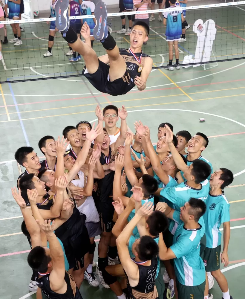 豐原高商寫史無前例九連霸後開心拋隊友慶功。林嘉欣/攝影。