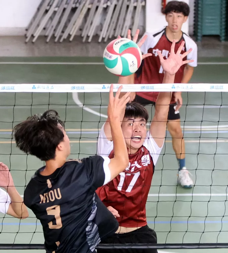 中興大學防守很粘。林嘉欣/攝影。