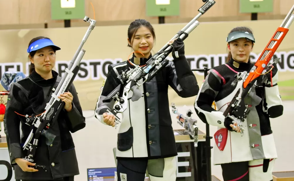 中華台北林穎欣(中)奪下女子10公尺空氣步槍冠軍,宋諭婷季軍(右)(中華民國射擊協會提供)。