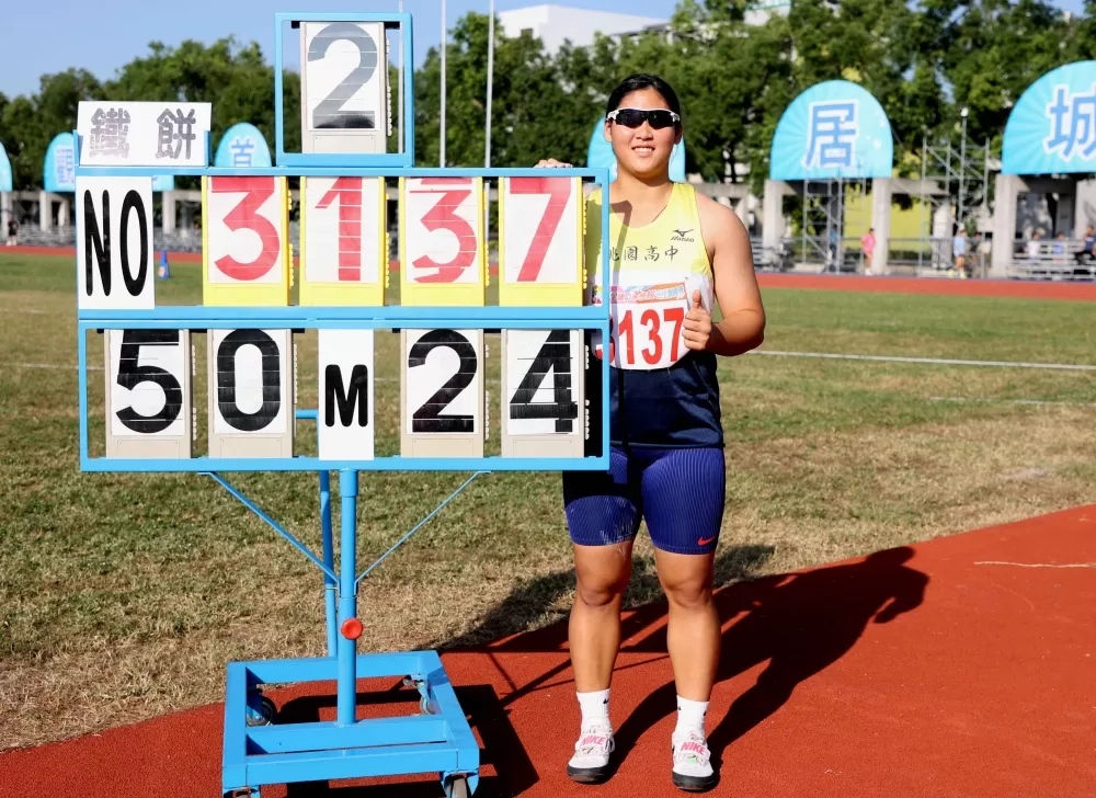 四個多月沒練鐵餅的江靜緣打破高懸18年的全中錦紀錄。林嘉欣/攝影。
