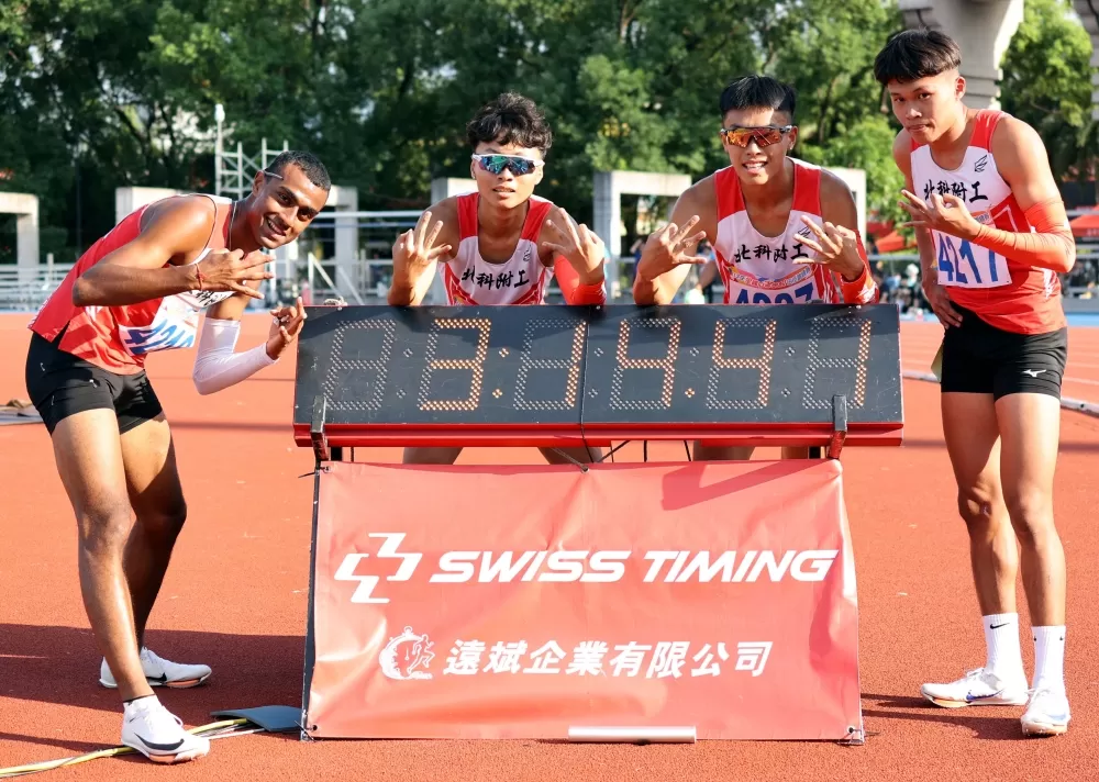 北科附工古帕辛(左)和隊友攜手破大會超嗨。林嘉欣/攝影。