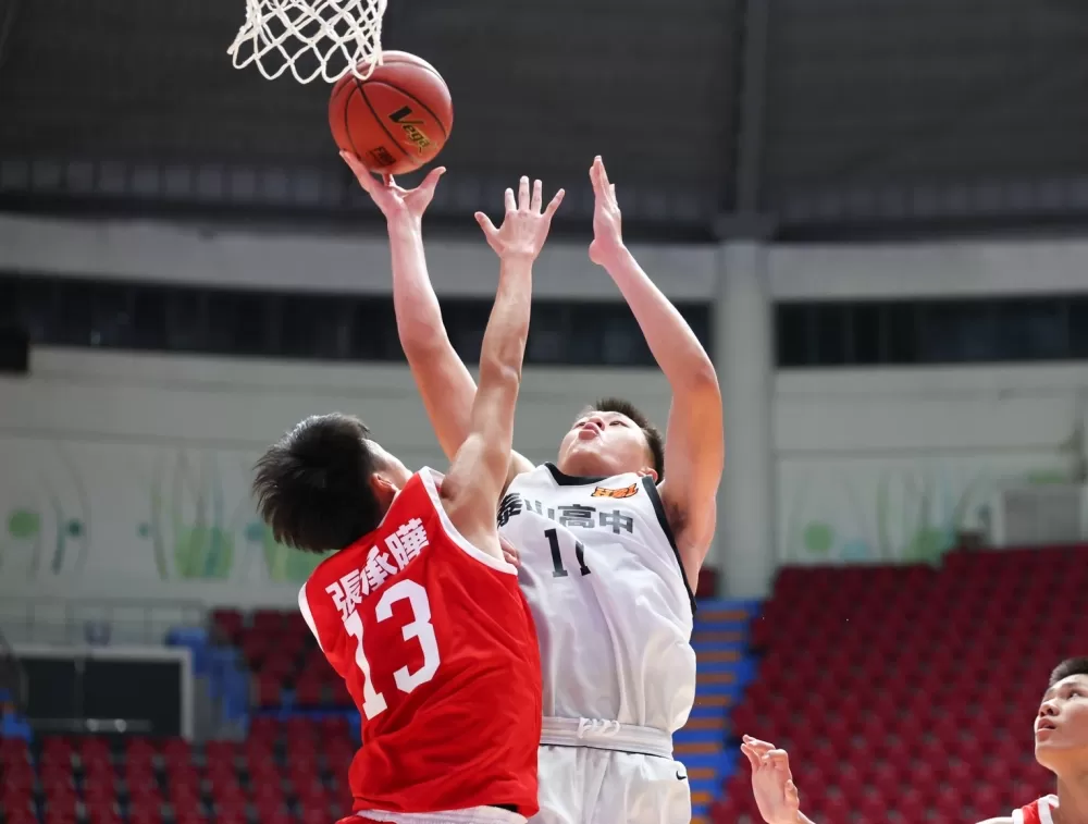 彰化成功和泰山空中對抗。高中體總提供。下同。