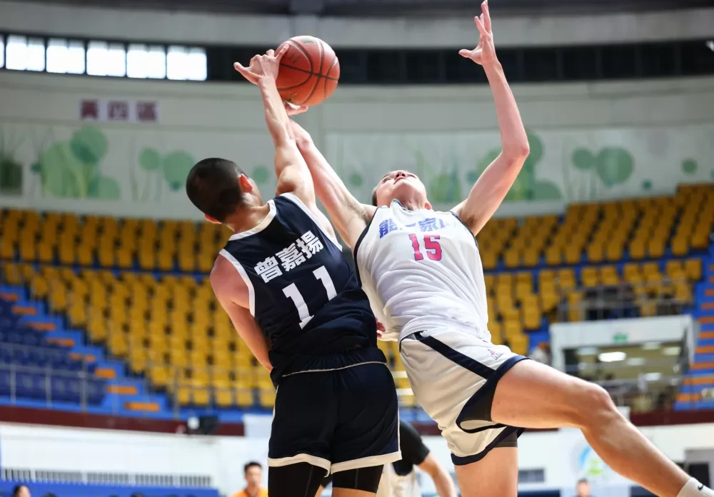 能仁傅雋堯、永平曾嘉揚籃下攻防。高中體總提供。下同。
