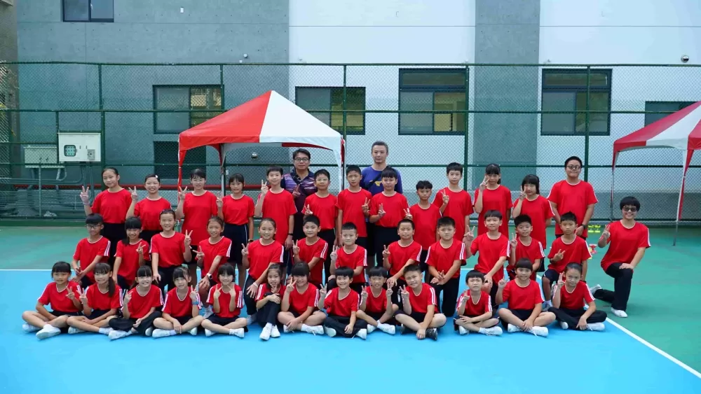 後龍國小選手與洪主任傅教練，延續過往佳績氣勢如虹（國立臺南大學提供）。