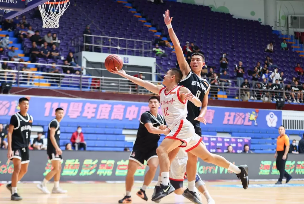 宜中田志恩飛身挑籃。