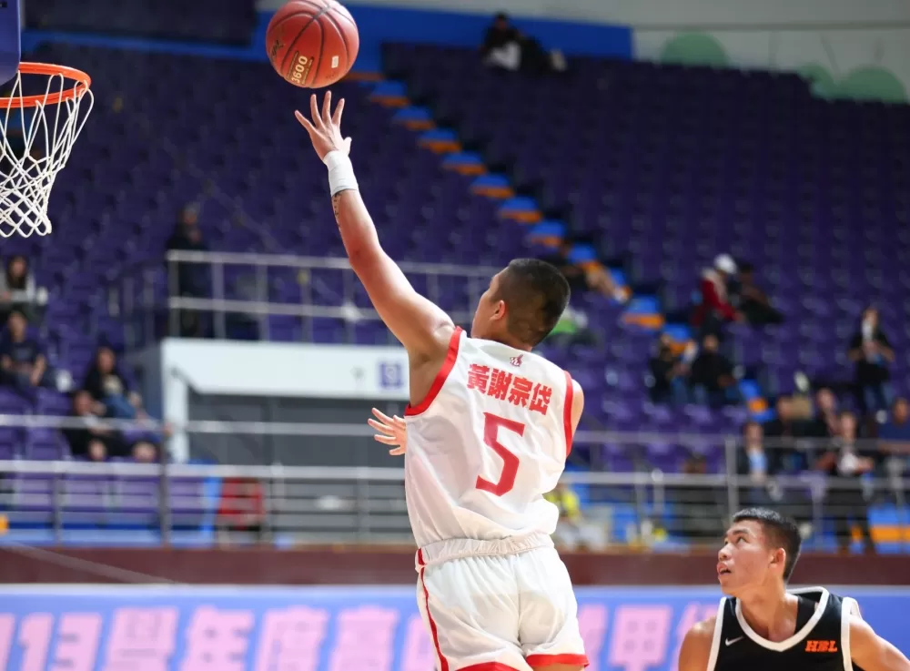 宜中黃謝宗岱上籃。