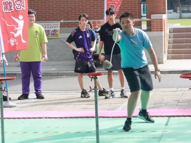 成功率不高的陀螺比賽(國立臺南大學提供)。