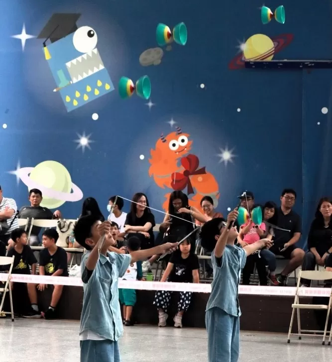 雙人扯鈴(國立臺南大學提供)。