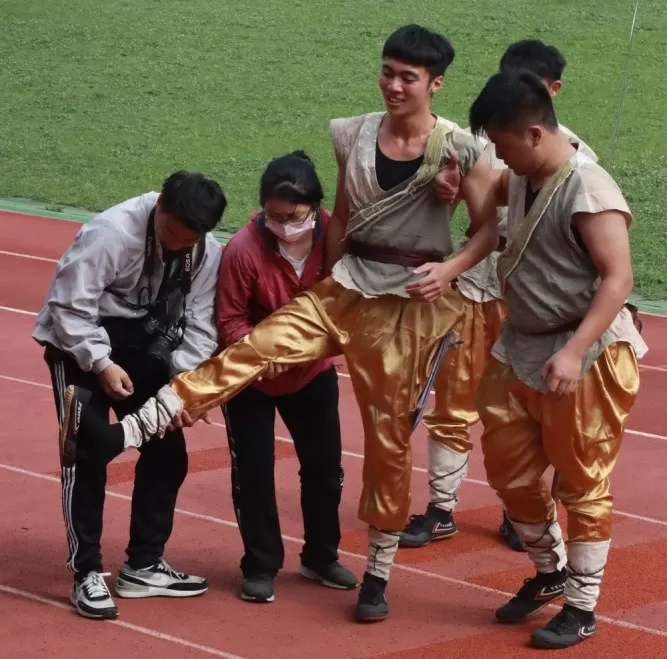 蠟燭三頭燒的臺南大學陳彤霖腳抽筋退賽(國立臺南大學提供)。