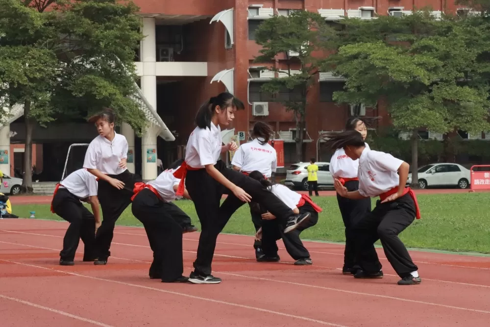 武陣：女子團體連環戰臺南市六甲國中（國立臺南大學提供）。