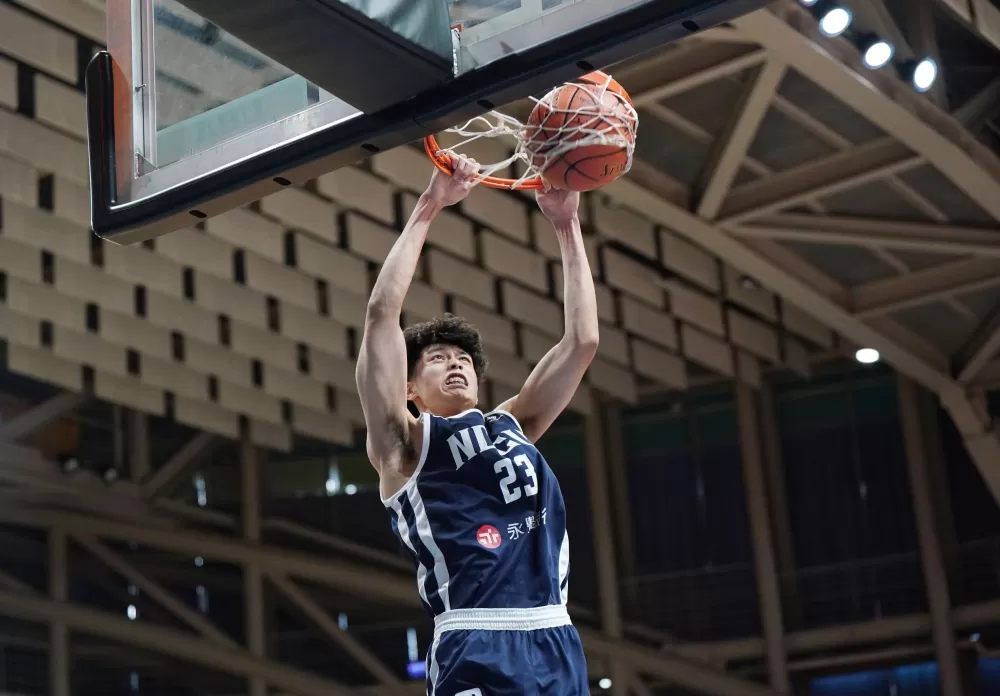 政治大學吳志鍇灌籃，本場拿下12分。