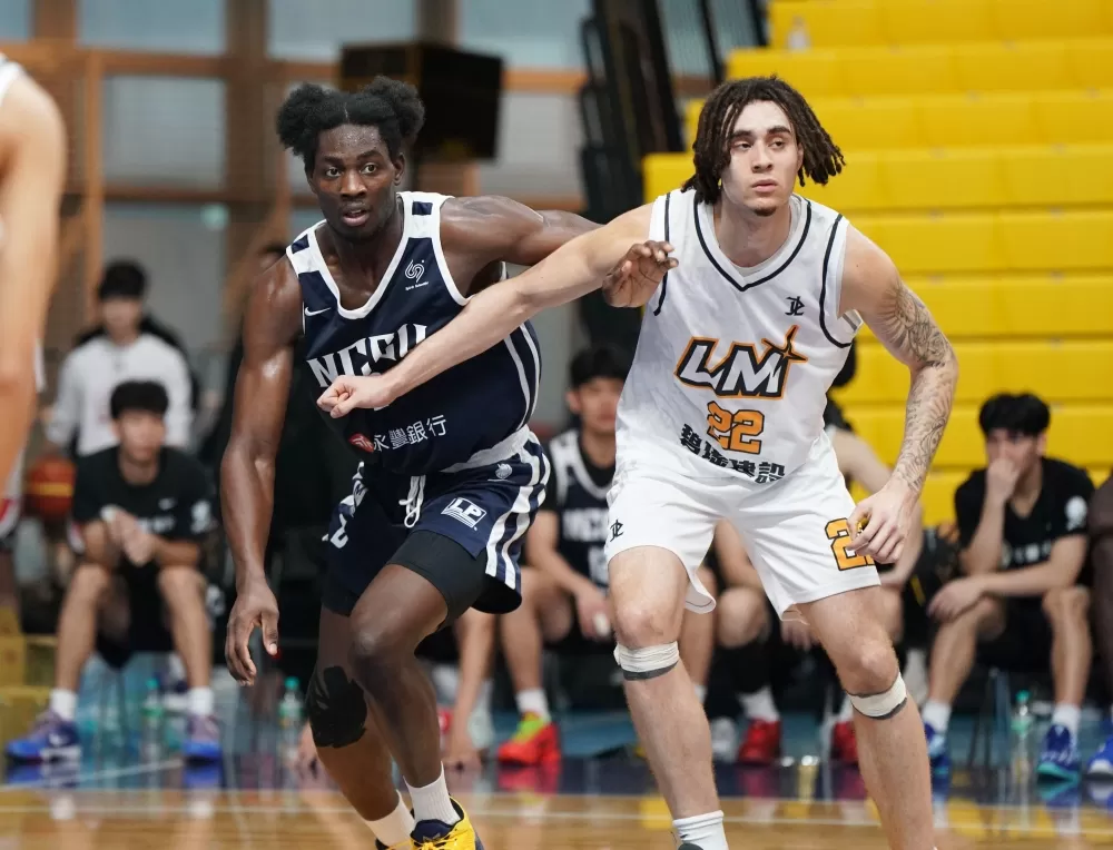 政治大學盛岦（左）與黎明學院安東尼互相卡位。