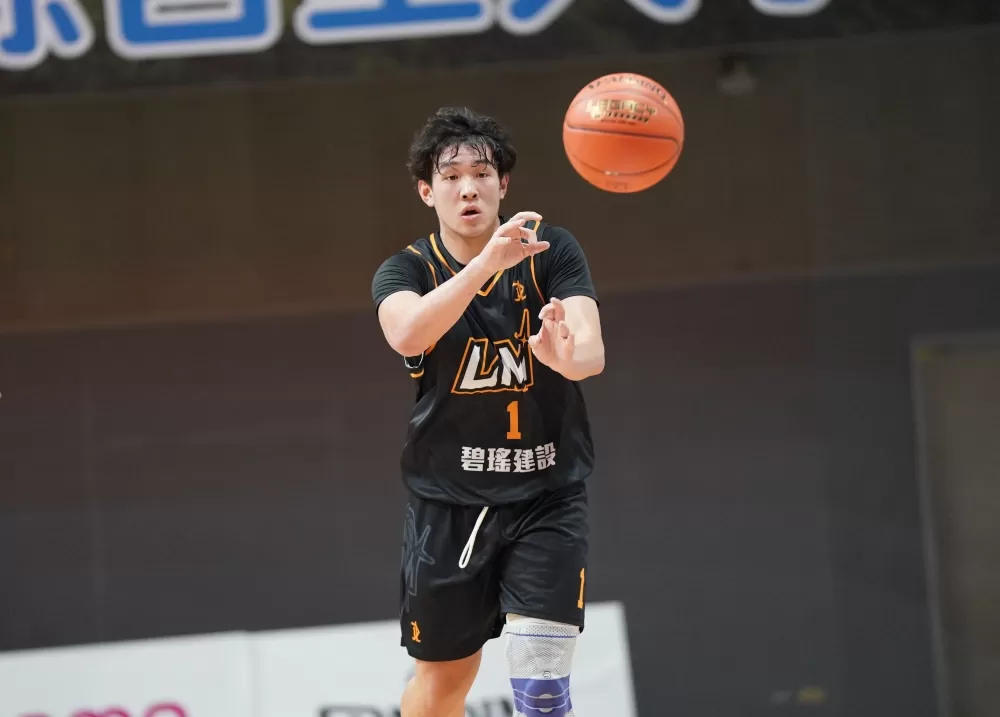 黎明學院張佑齊16分15籃板。