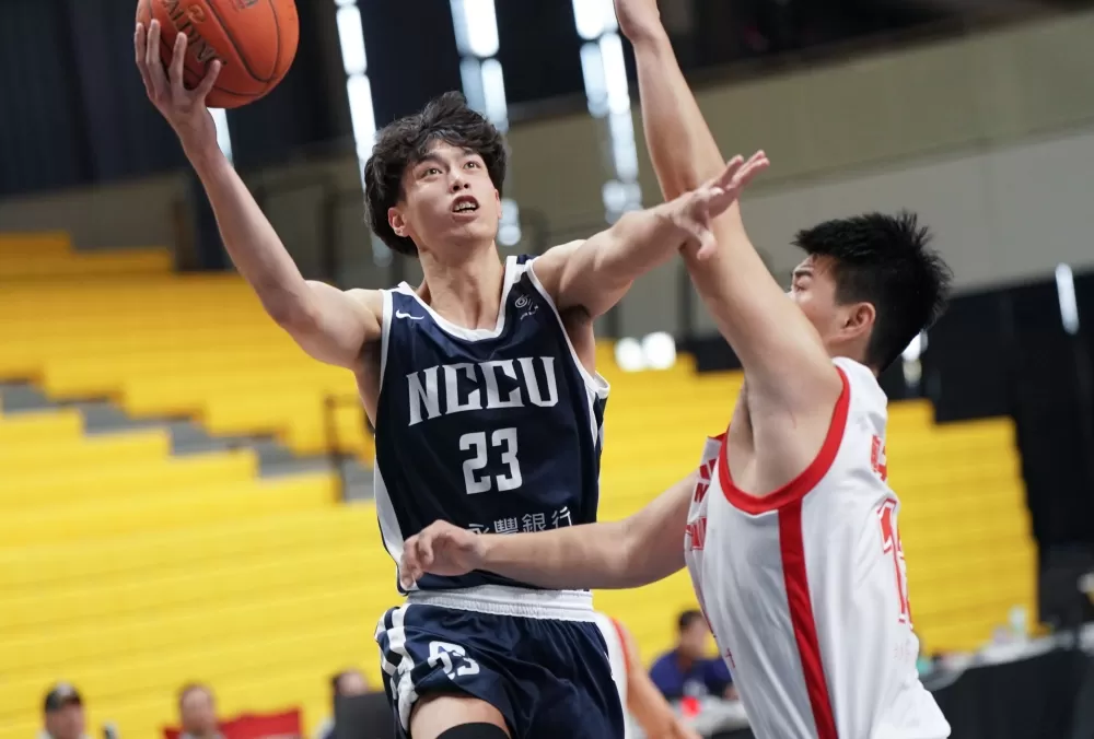 政治大學吳志鍇17分,開季連六場得分上雙。