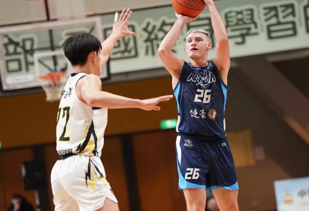 臺灣藝大喬納森19分外帶8籃板5助攻,有4記外線。