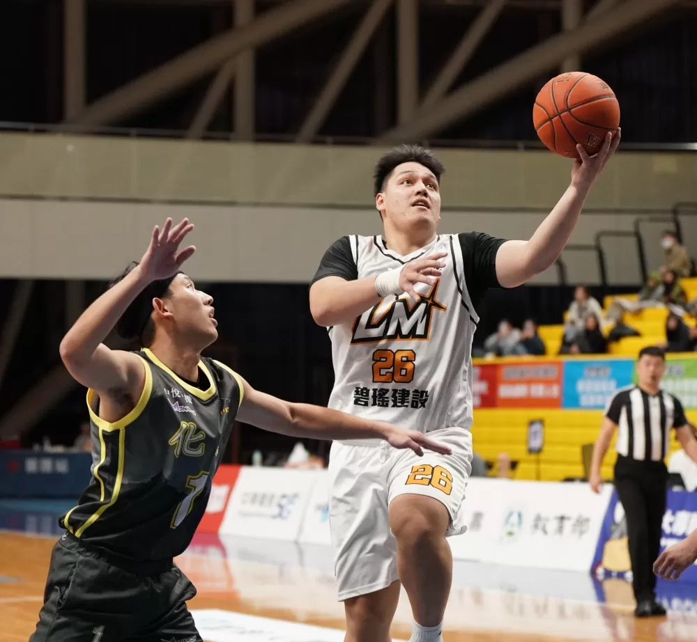 黎明學院史魯齊20分8籃板。