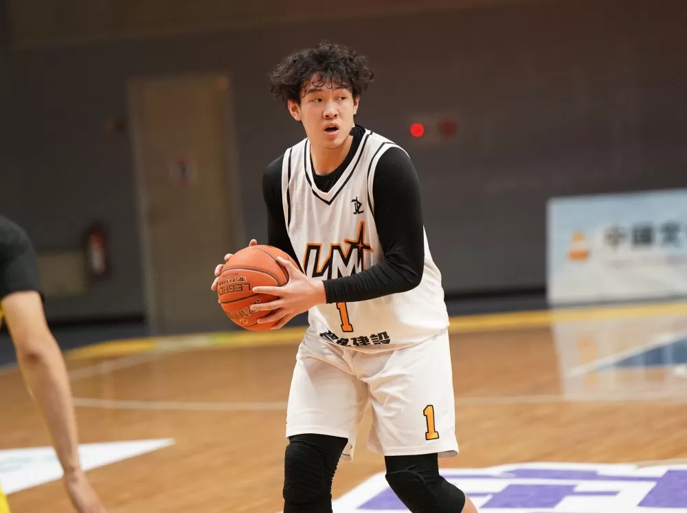 黎明學院張佑齊10分15籃板。