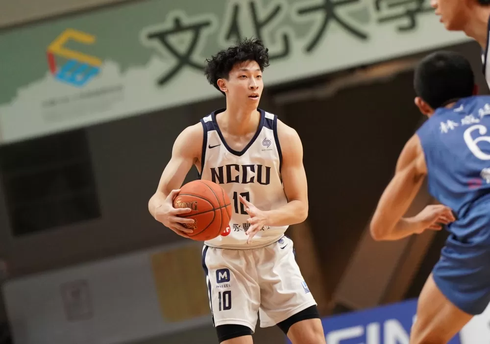 政治大學宋昕澔7分10助攻,連三場助攻上雙。