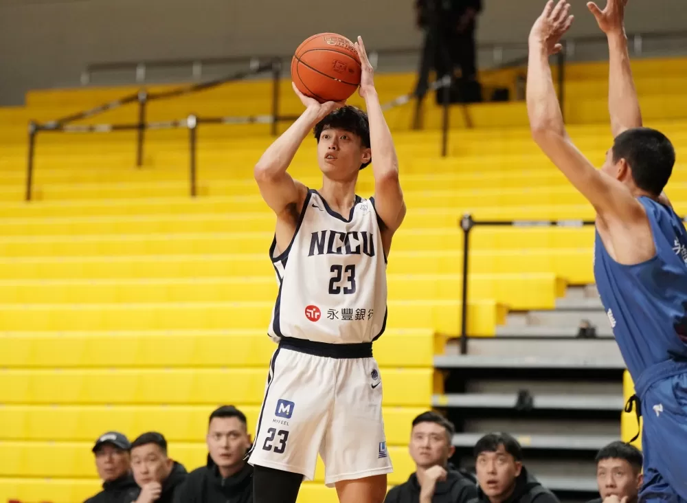政治大學吳志鍇21分10籃板,預賽首段7戰得分全上雙。