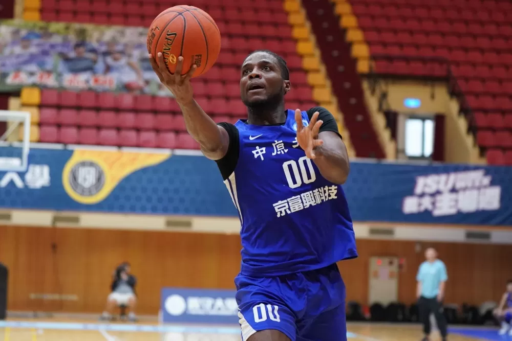 中原大學陳維哲15分14籃板。