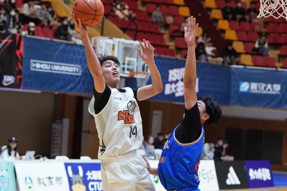 國立體大胡晉豪抓下8籃板。