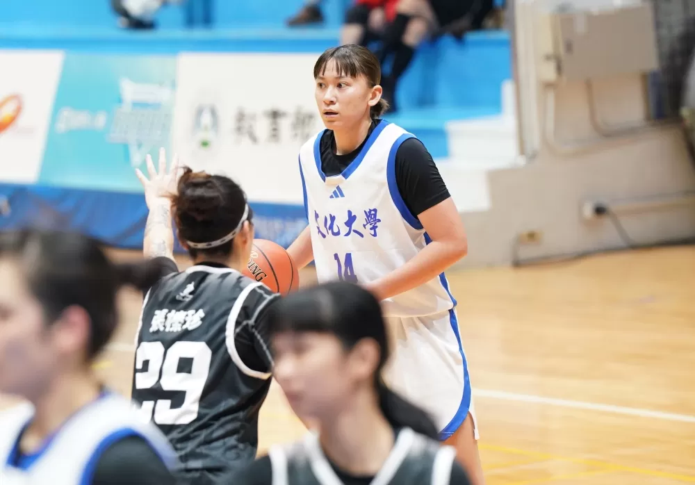文化大學鄭慧慈12分16籃板演出雙十。