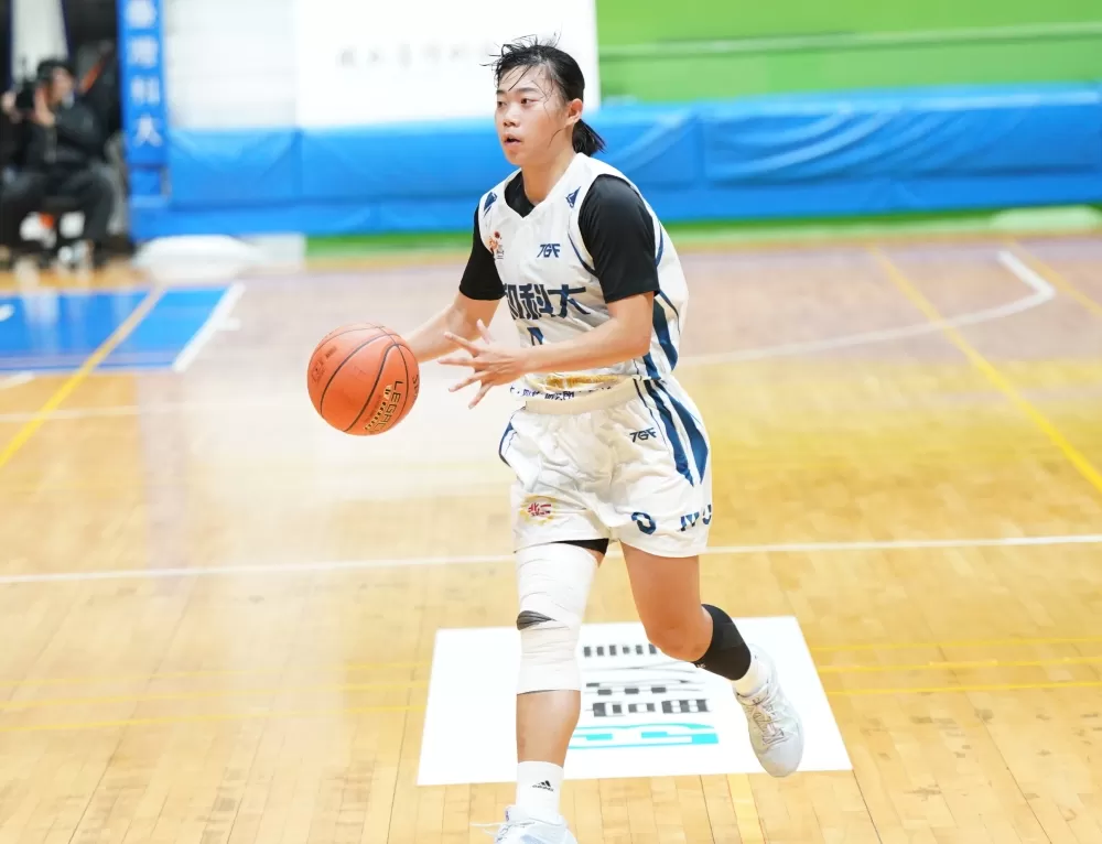 美和科大許可欣15分7籃板5助攻。