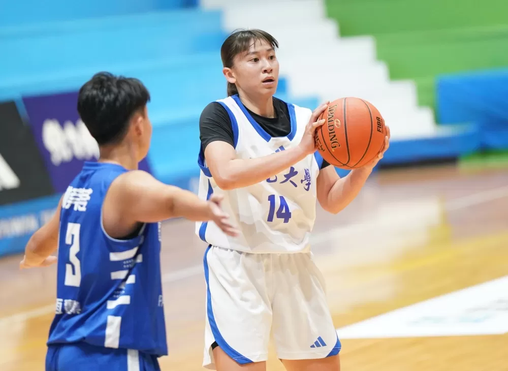 文化大學鄭慧慈12分15籃板,另送出4助攻。
