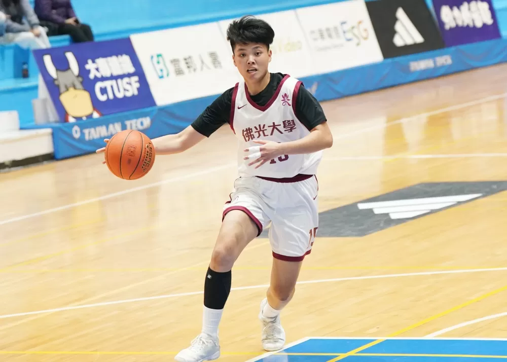 佛光大學陳丁綺15分10籃板。
