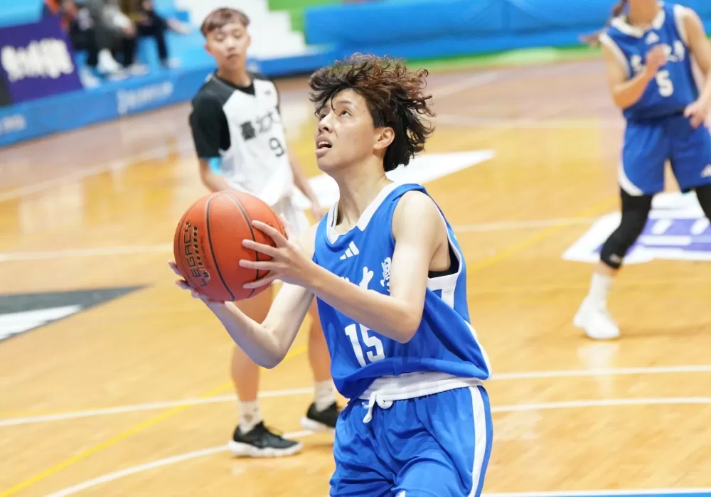 文化大學王逸汝15分8籃板。