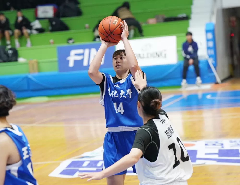 文化大學鄭慧慈23分12籃板，並於本場達成UBA生涯100抄截。