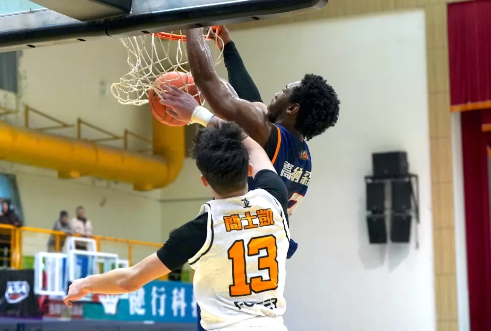 虎尾科大喬納森14分20籃板。