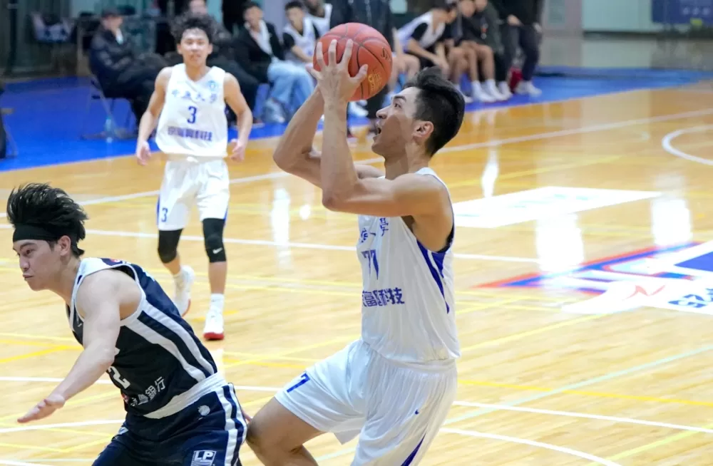 中原大學孫紹奇10分12籃板。