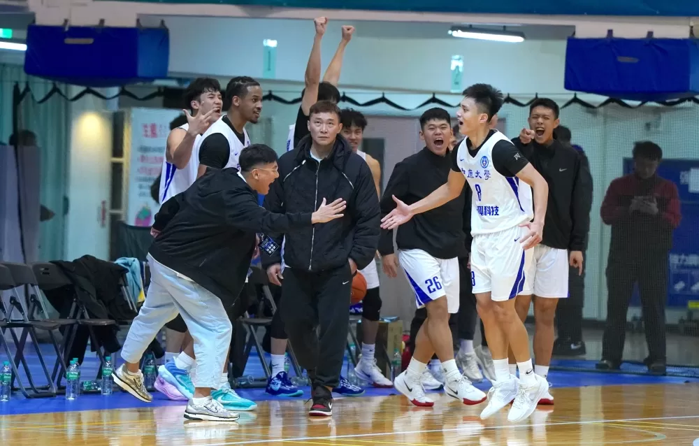 中原大學李承謙開心和板凳區擊掌。