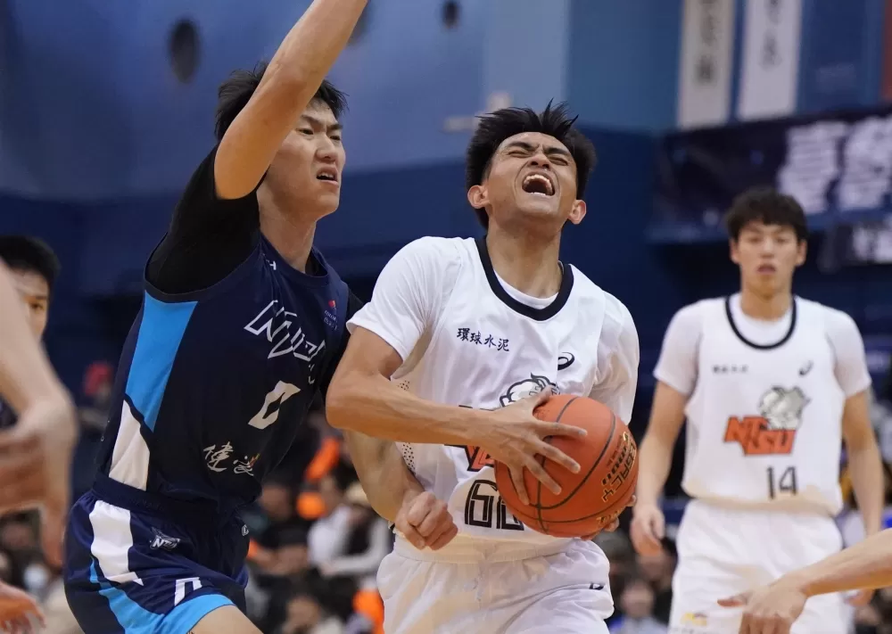國體許廷崴（右）9分7籃板。
