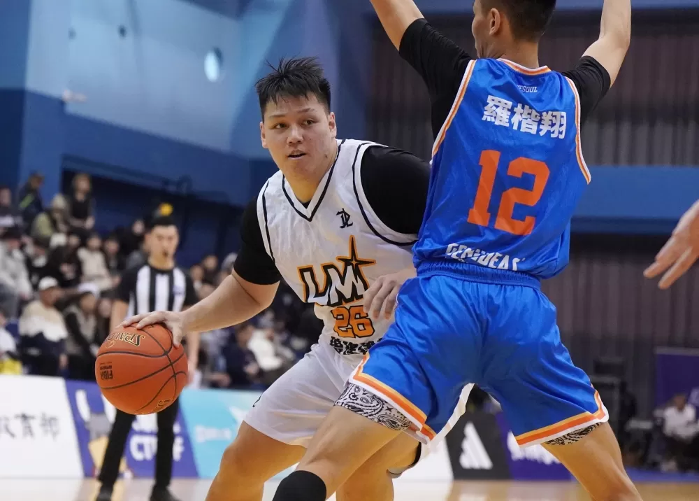 黎明史魯齊（左）7分。