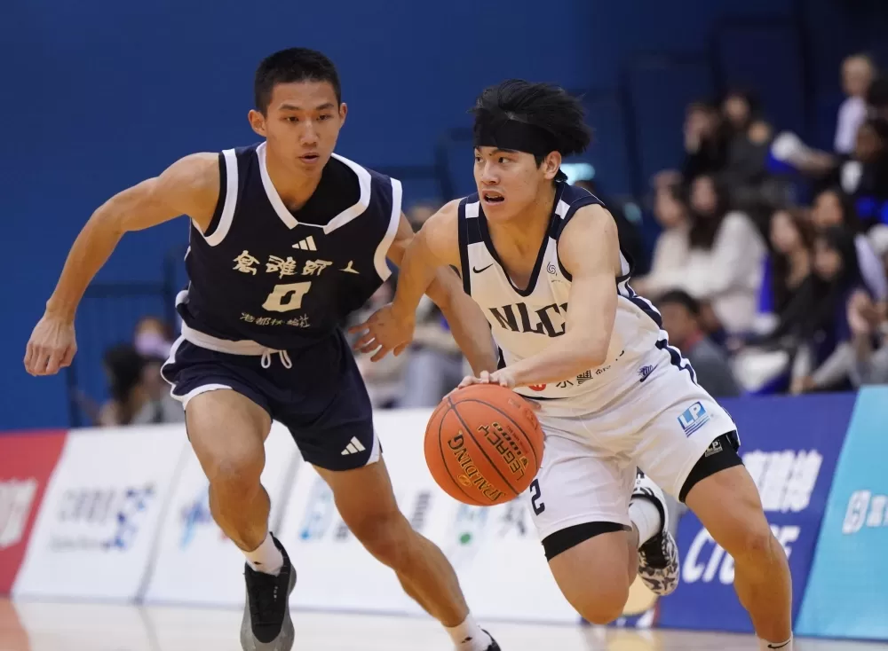 政大徐得祈(右)6分。