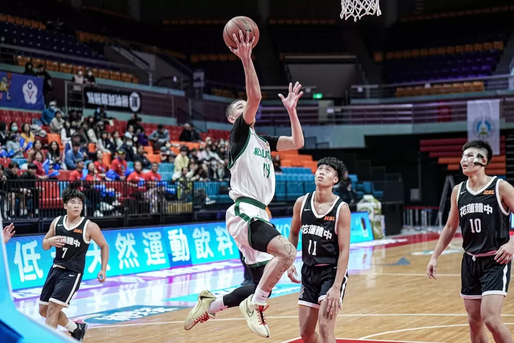 松山查理上籃。