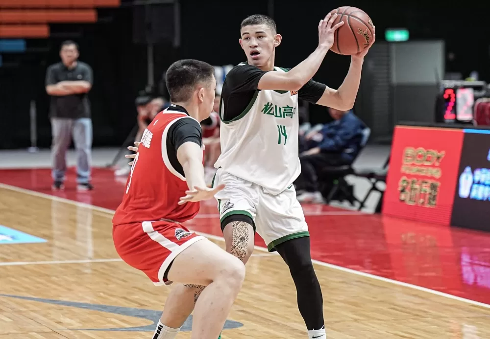 松山查傑三分球14投中5飆32分。