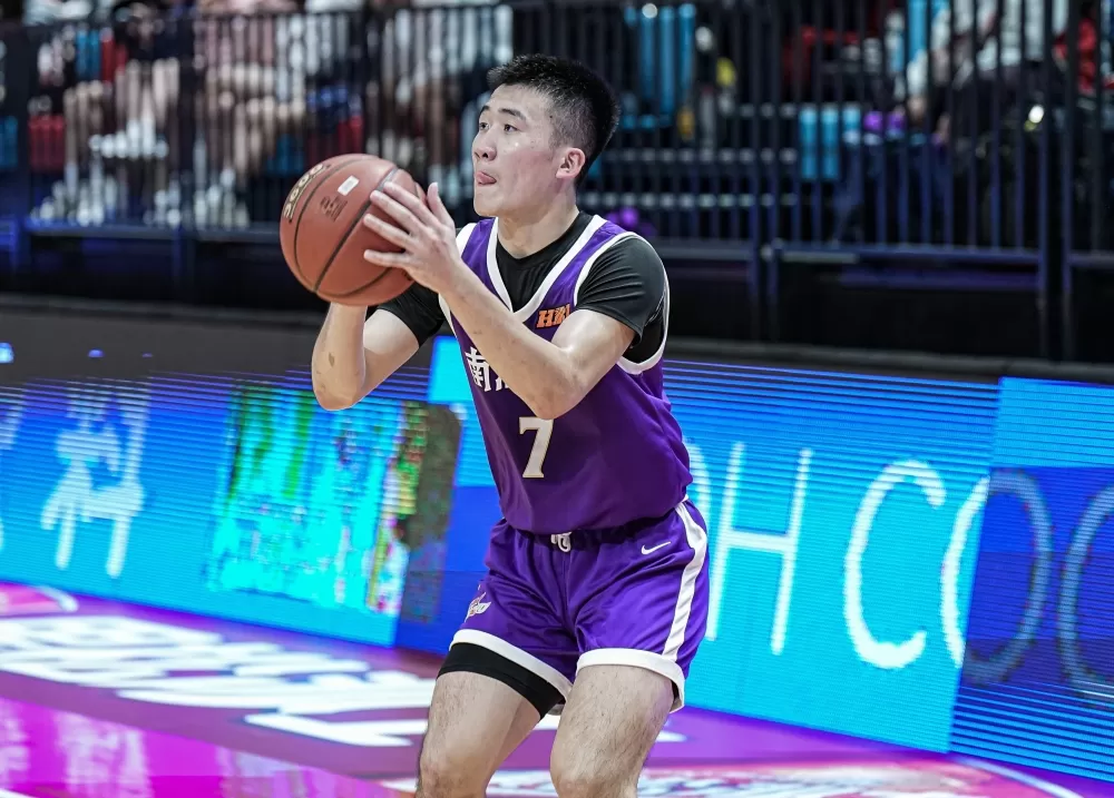 南湖射手蔡學墉三分球11投中5拿18分6籃板。